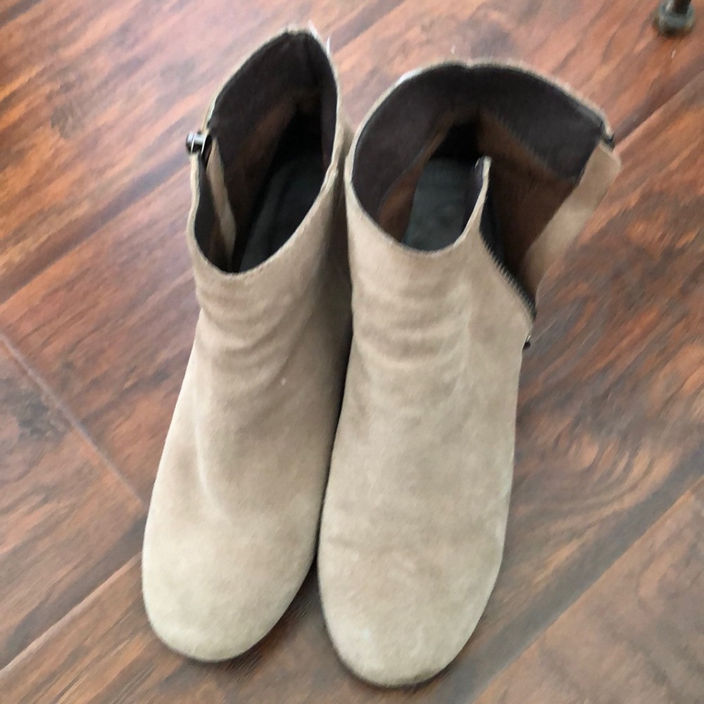 Sz40 suede heeled boot